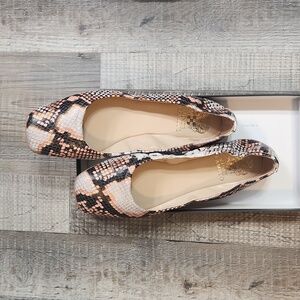 Vince Camuto flats size 9/ fits like 8.5